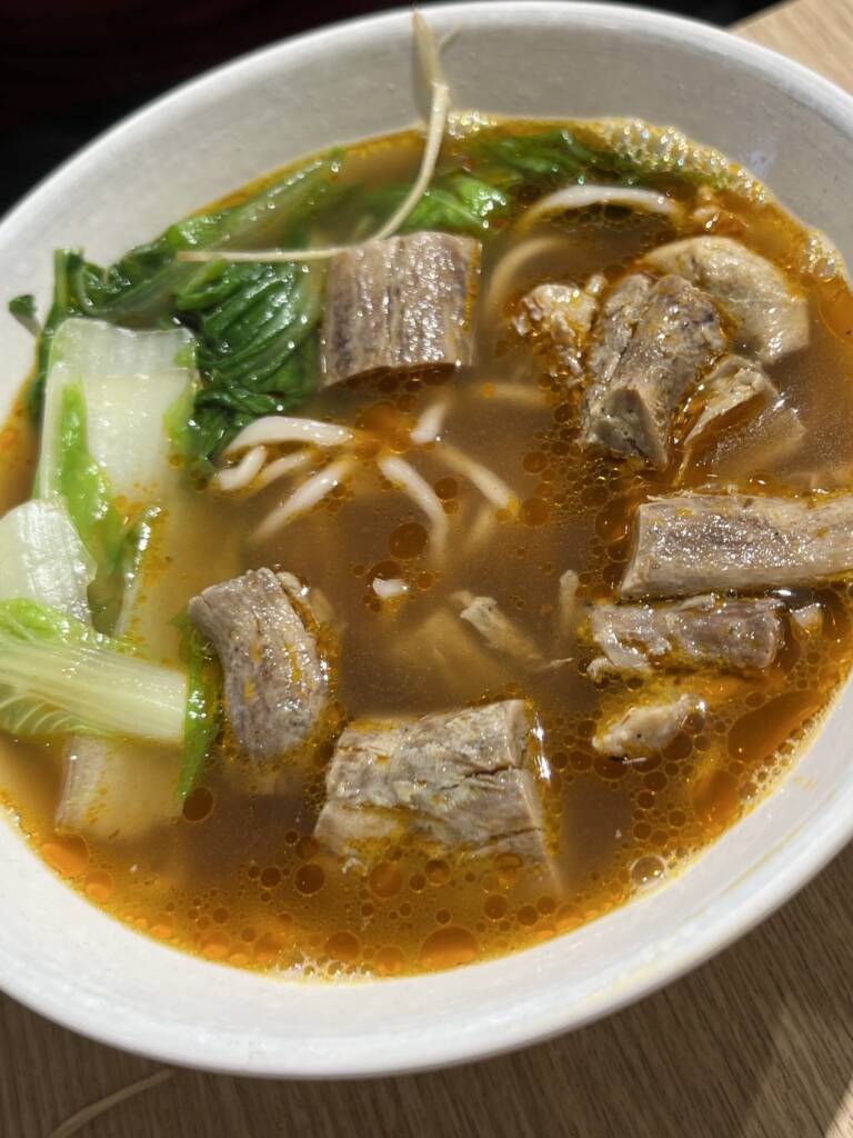 紅燒素牛肉麵湯頭濃郁