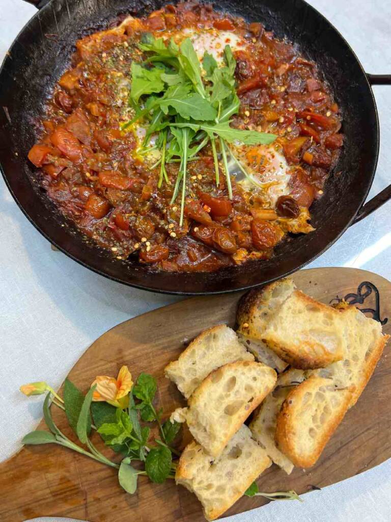 老師還端出美味的麵包和沾料