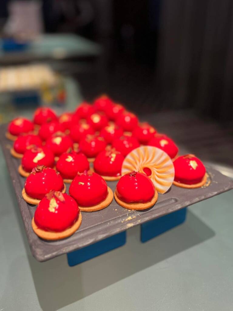 這個紅色也太鮮豔了吧~