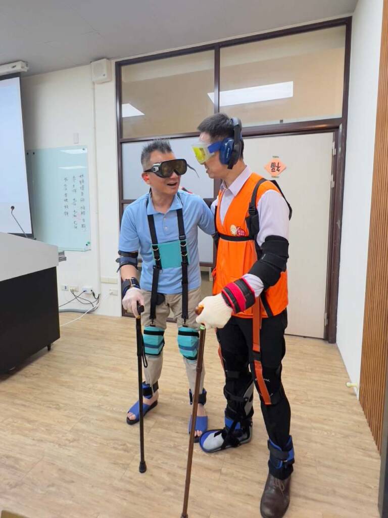 2個擬老人體驗行動及視力的不便