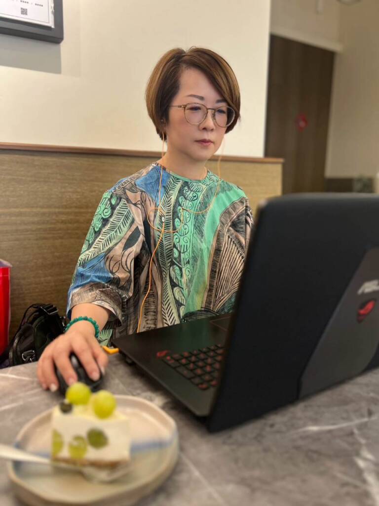 身為企業主+自媒體創作者，其實很難真的有休假日。我可以休假時找個咖啡廳，馬上進入工作狀態，這需要極強的專注力。