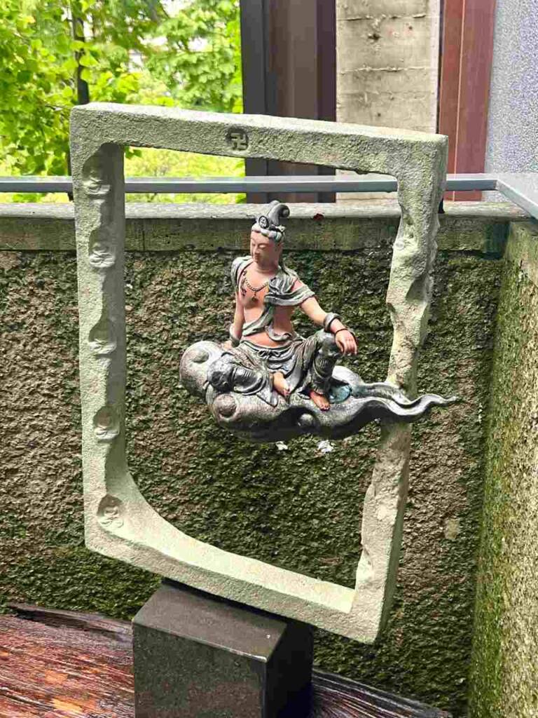 莊嚴的飛天觀音