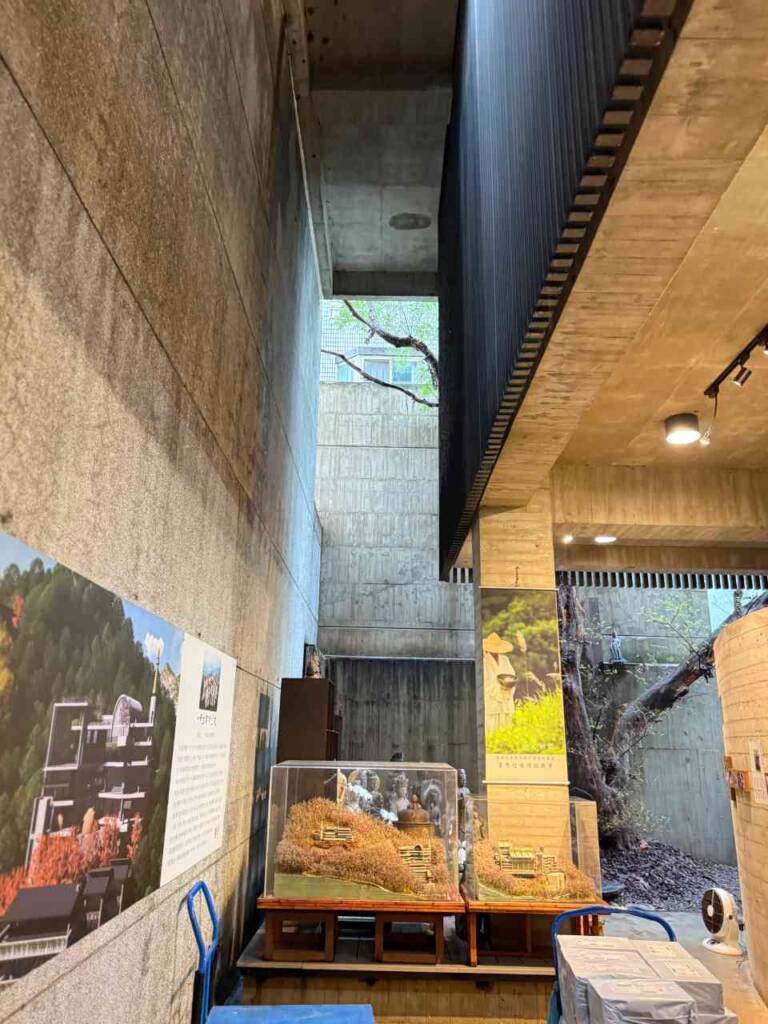 處處都有自然光線，也是綠建築的特色吧