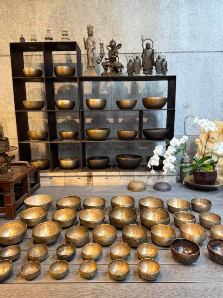 為幫助尼泊爾小沙彌所舉行的頌缽義賣