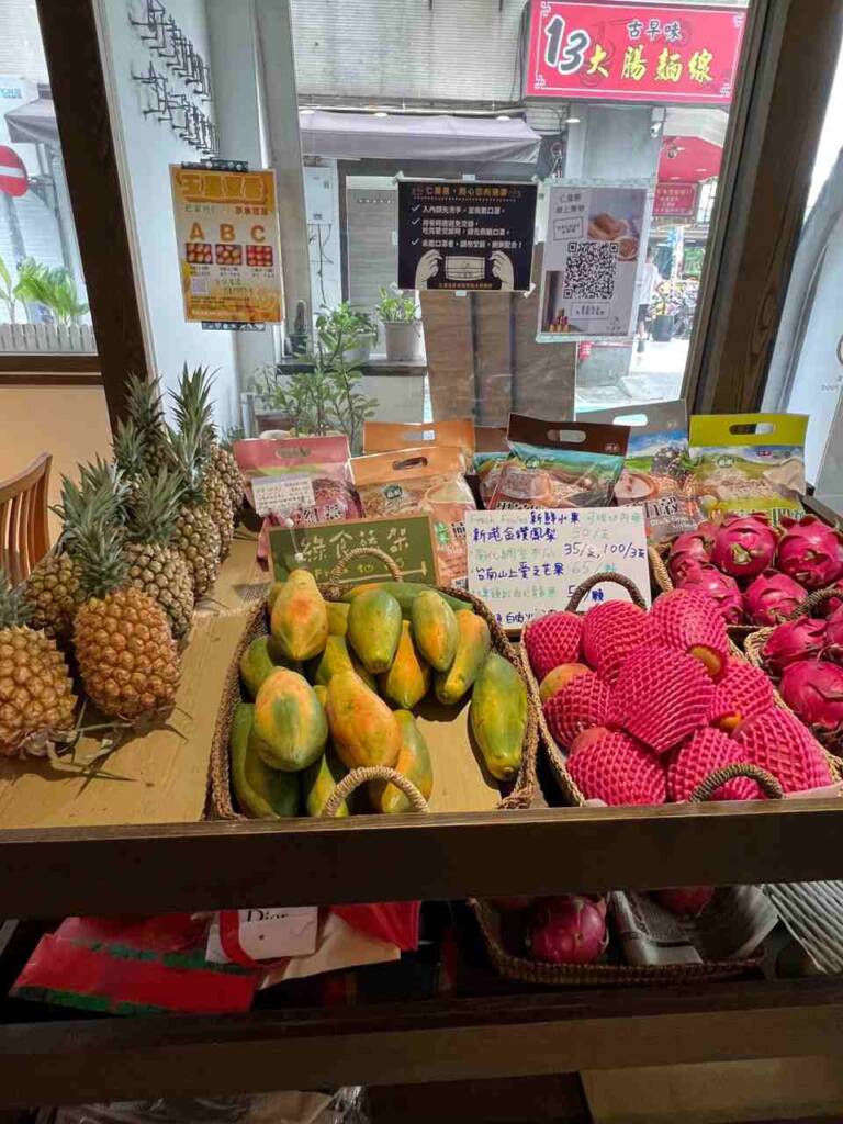 仁里居不僅販賣餐點，更注重在照顧蔬果的原產地小農，也有協助販售呦～