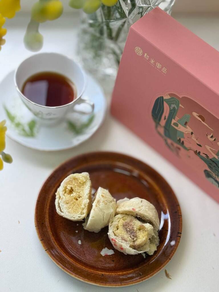 《和生御品》是傳承三代的清宮御膳老店，它的餅皮一層一層的，非常細膩，最是有名。