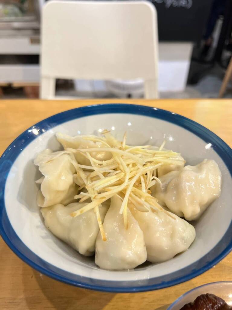 仁里居的水餃也非常好吃，即使不沾醬料，也能吃到食物原有的味道！