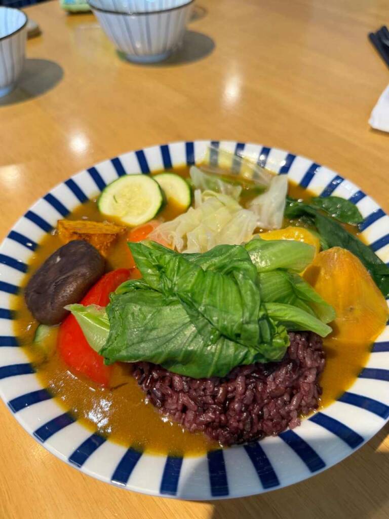 仁里居的咖哩飯令人驚艷，濃郁的咖哩香撲鼻而來！