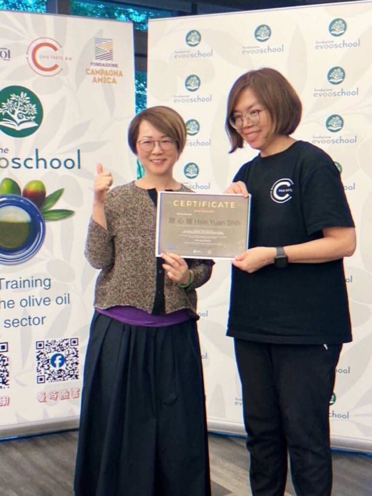 油評師王繹銨(右)是靈魂人物，我很欣賞她的熱情和知識的濃度。