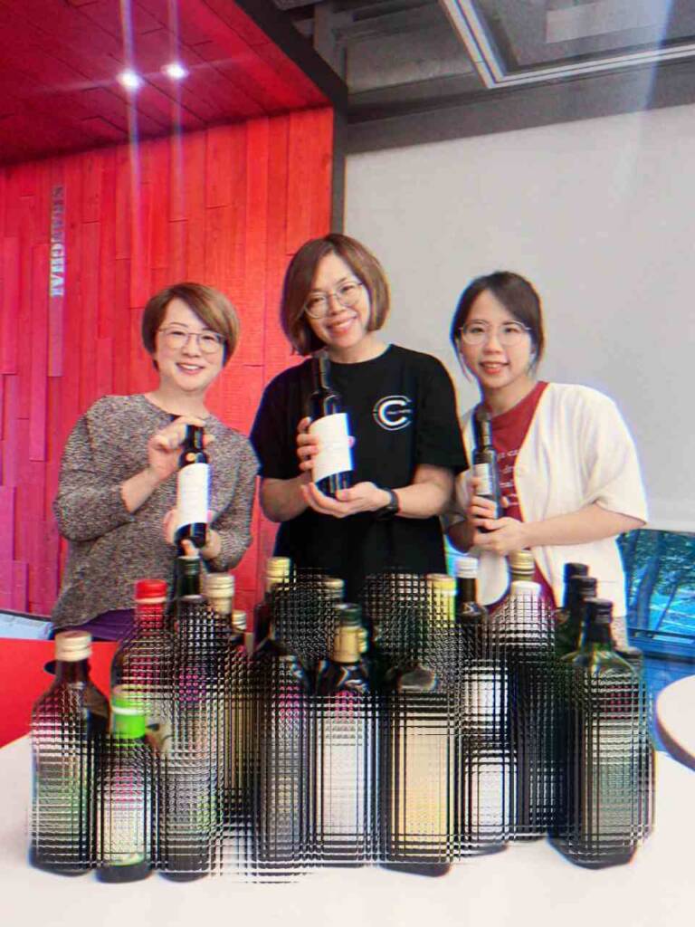 找好朋友 Dr. Jane(右)一起來參與這麼棒的課程!
前面是這幾天的油樣之一，先把它們碼起來再說。