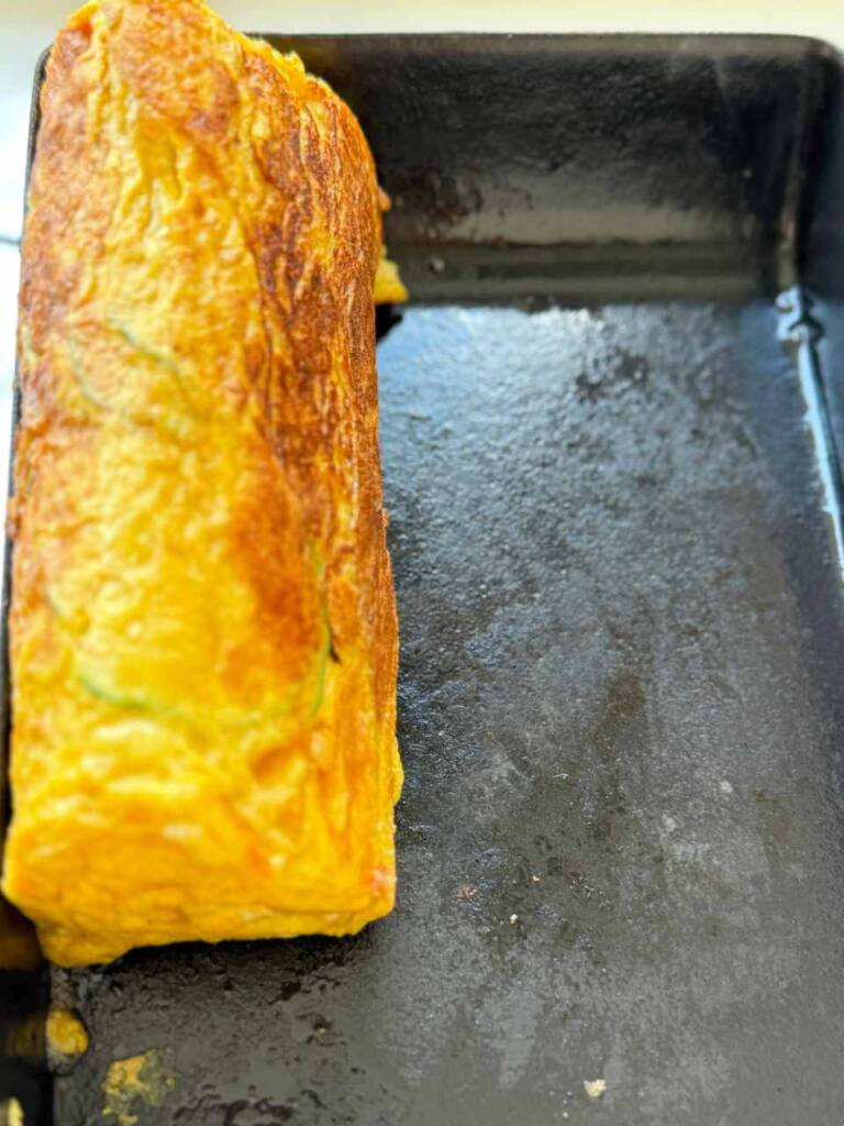 前2天喝了太多"逆油樣",今天中午馬上用曼時特級初榨橄欖油煎櫛瓜玉子燒,安撫我的細胞。
大推小V鍋的玉子燒鍋,實在太好用了!