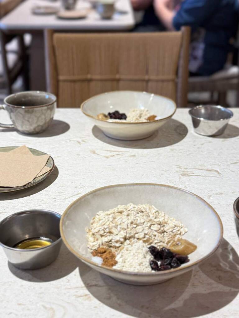每人的位子已經準備好DIY的燕麥脆餅材料。
- 在 Gaia Flow 全植料理