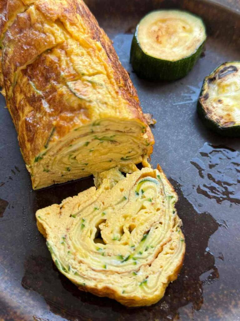 我把櫛瓜薄片放到蛋液裡,就完成這可愛的玉子燒。