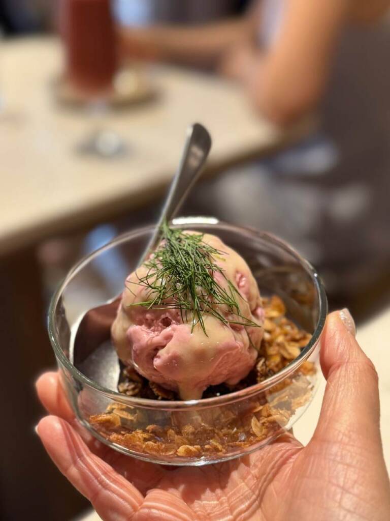 添加了馬鞭草的莓果冰淇淋，實在太好吃了!