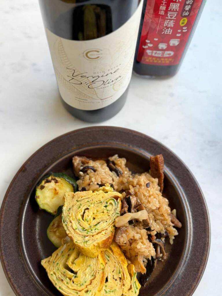 前幾天長輩送的好吃油飯,配上曼時特級初榨橄欖油及李記醬油煎的櫛瓜玉子燒,是我簡單的午餐。