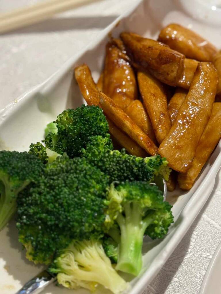 油燜筍有分葷食版及素食版，用的油不一樣，非常用心！