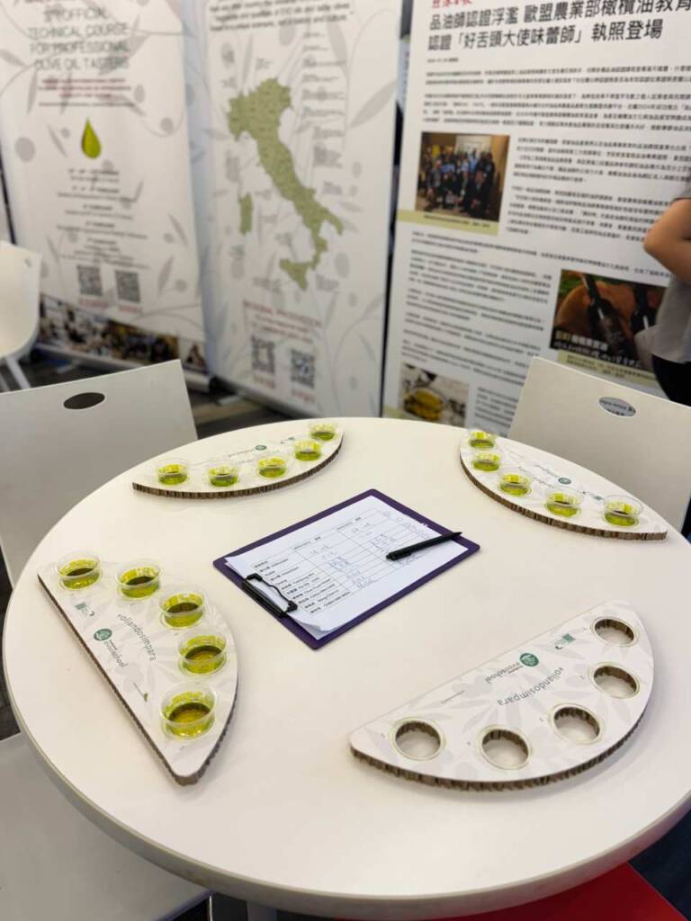 盲測時,每人都要獨自面對考官，把圓桌上所有的油都嗅聞並且即時分辨。時間只有5分鐘。