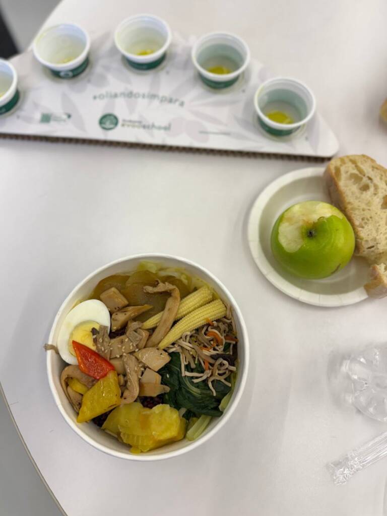 中午的便當根本吃不下，一個上午就喝了二十幾種油，還得要靠氣泡水、青蘋果，還有麵包來讓五官RESET，要不然早就麻痺了！