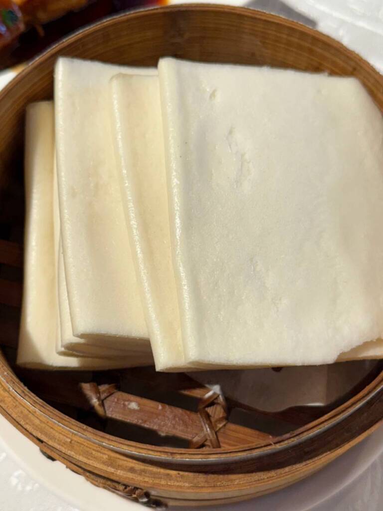 申浦尚宴東坡肉的薄餅真的很厲害，很像濕紙巾，我們吃素所以用來包紅燒豆腐，也是非常的搭。