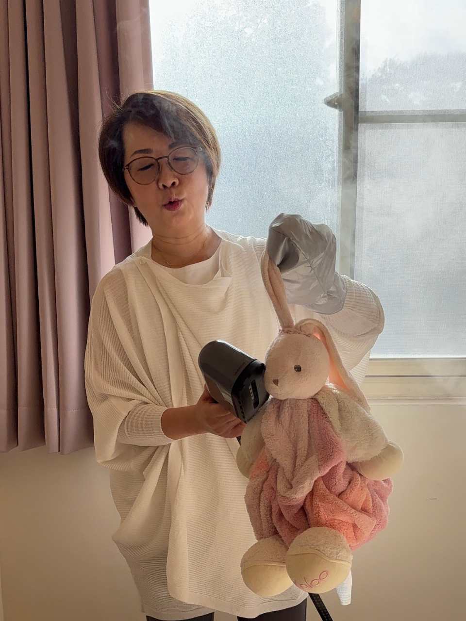 幼稚的我有一隻陪睡很久的兔子，秋冬當然要拿150度的蒸氣把它乾洗一番。