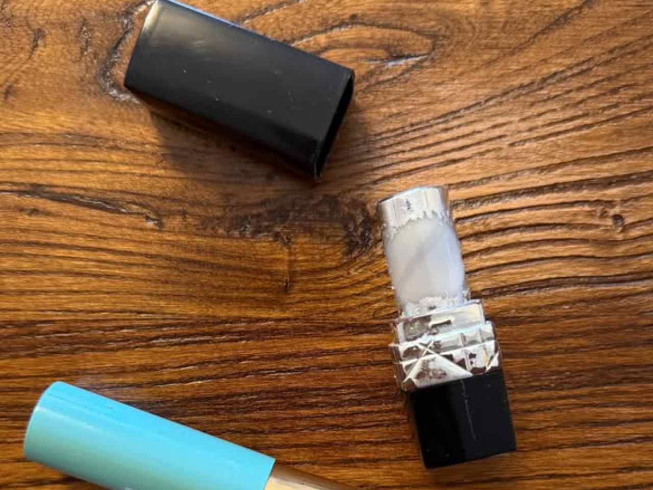 下方藍色是gucci，包裝紮實又不退色，用了2年多，裡外不讓人失望。