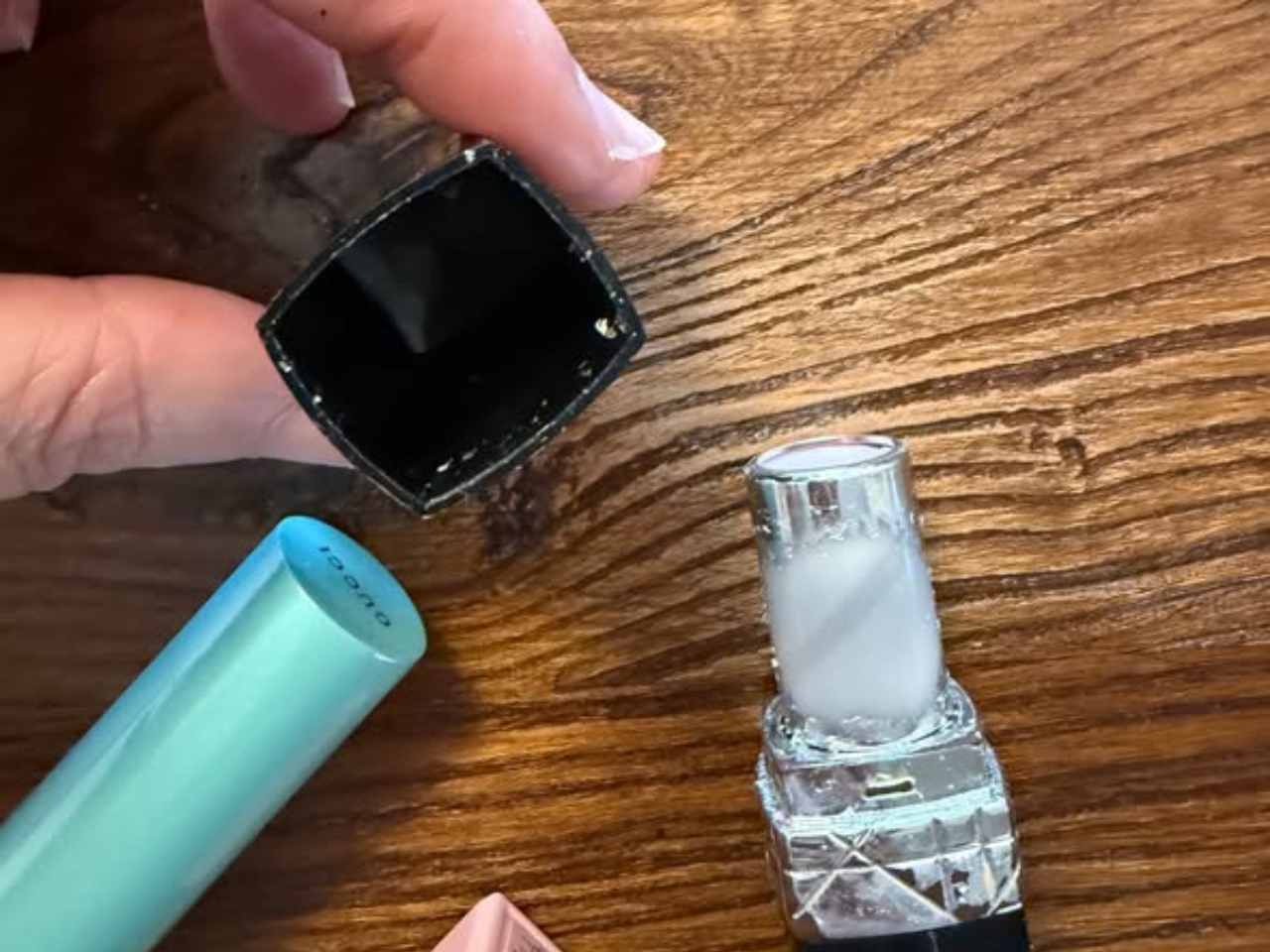 廠商做出這樣品質很差的唇膏做公益，掏錢包的人是盤子嗎?