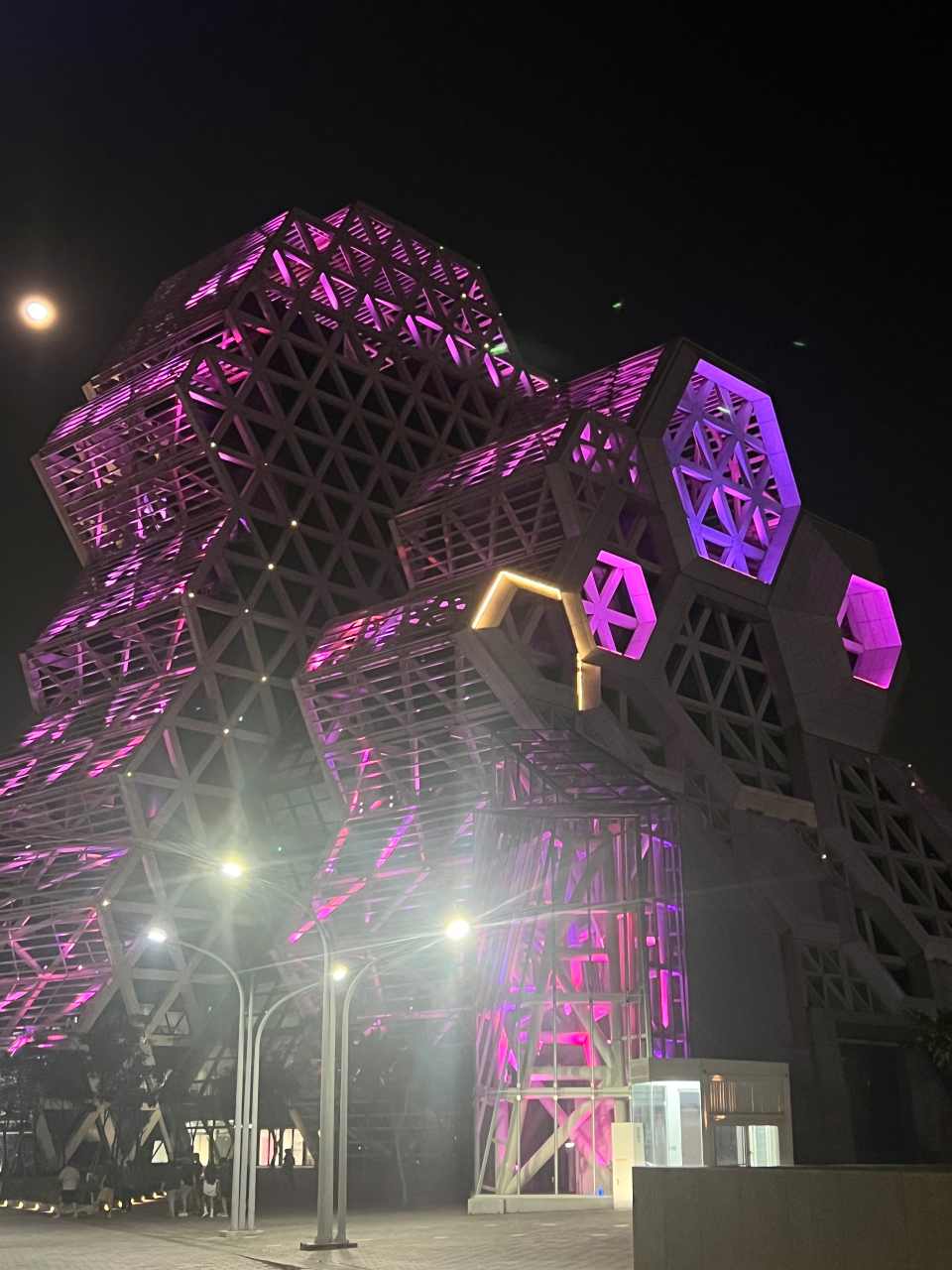 高雄流行音樂中心外觀，這幾年高雄的進步已經是有目共睹