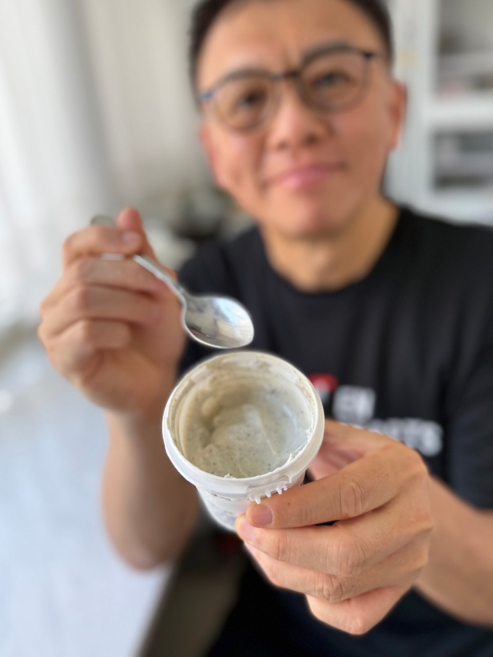 理工大叔運動完吃一杯冰島優格，迅速補充蛋白質。