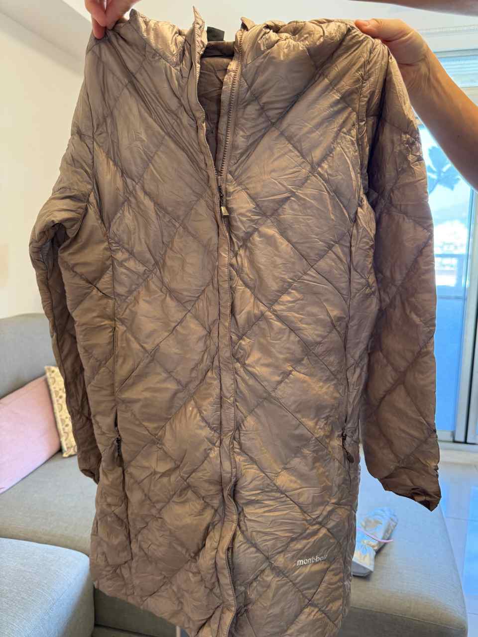 剛從收納袋拿出的羽絨衣，皺巴巴的，很沒精神。