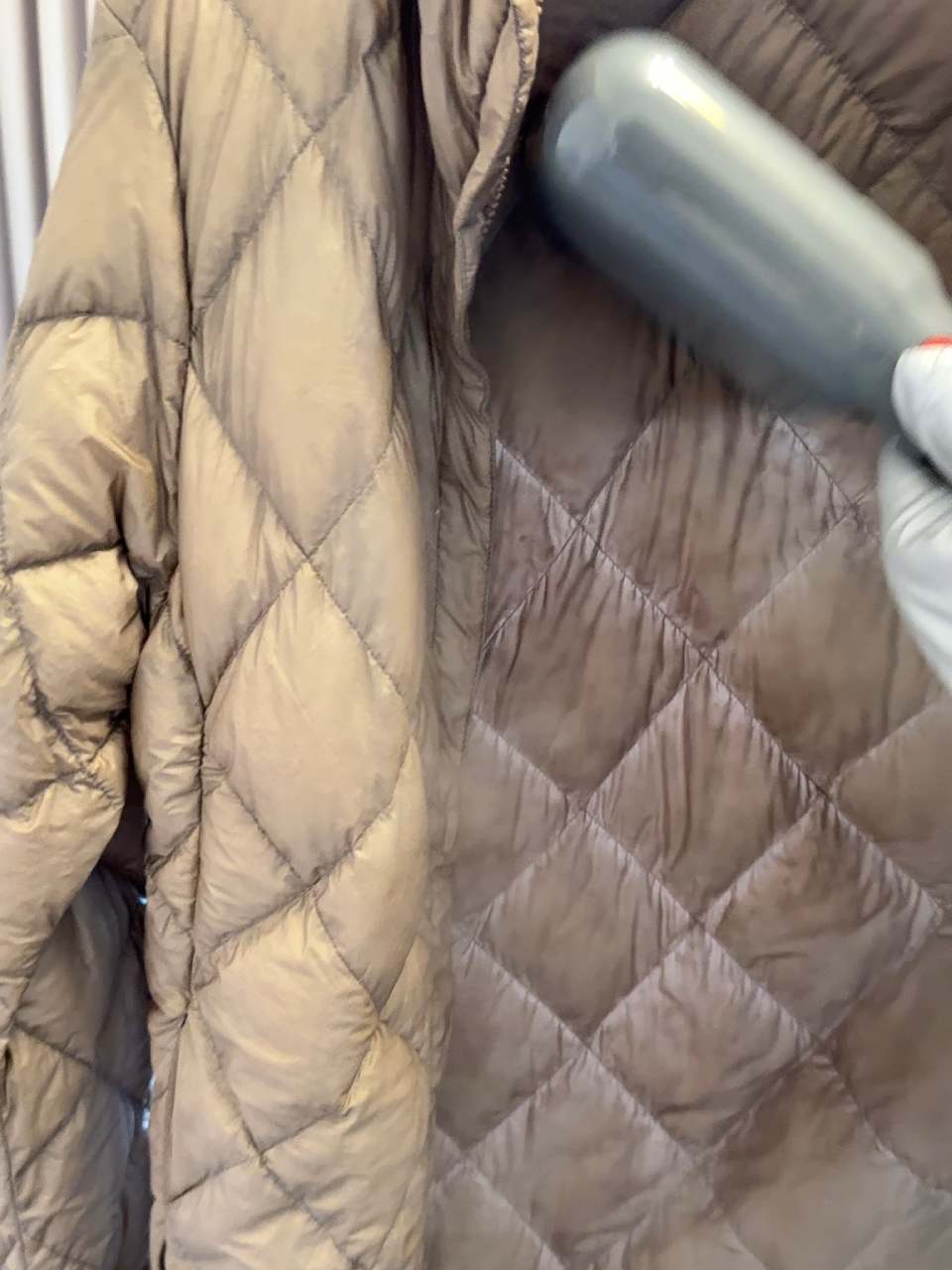 乾式蒸氣一掃，裡面的羽絨就膨起來了。