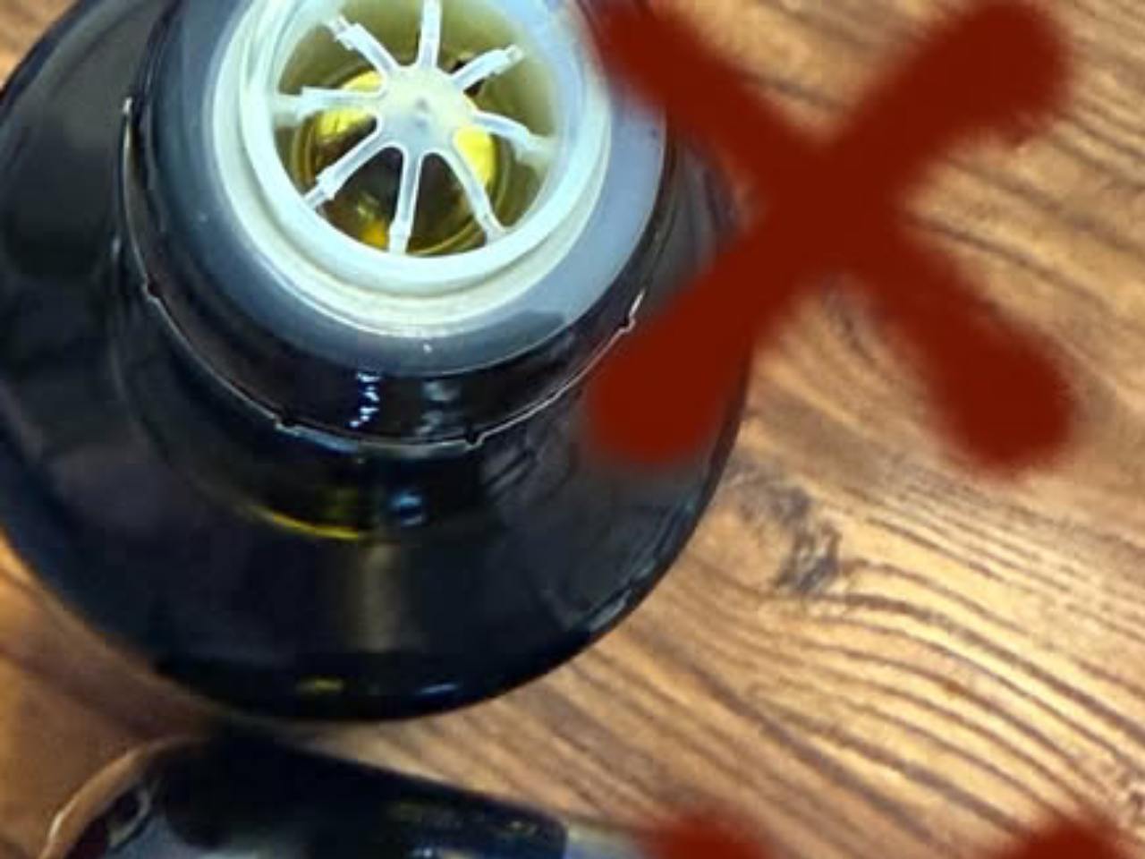 那個瓶口看起來很像對不對？仔細看它只是做個樣子，唬弄消費者。