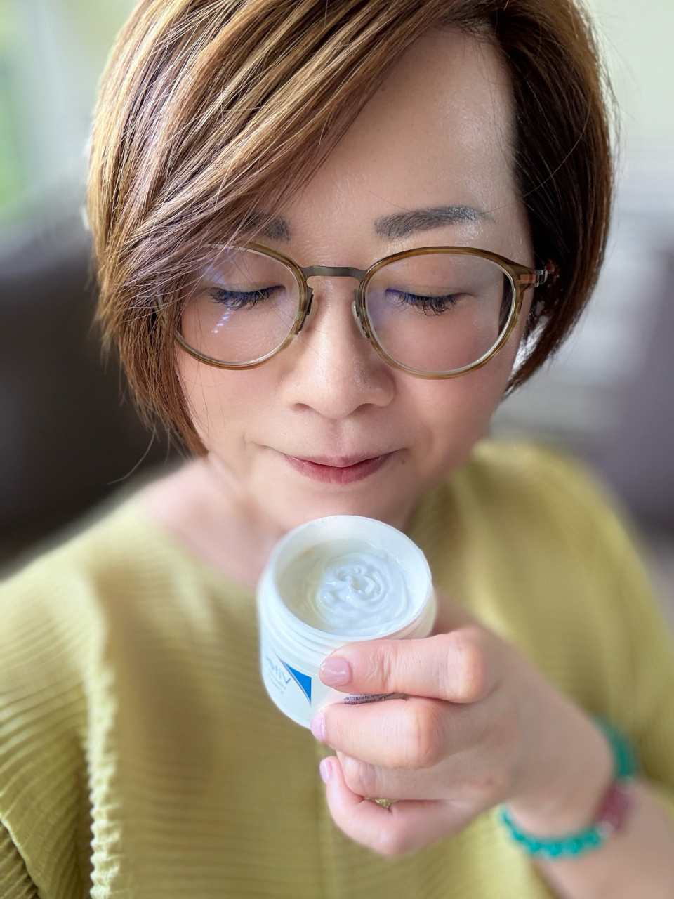 薇霓肌本的逆齡亮白緊緻修護霜可以當早晚雙，皮膚太乾時，我就拿它厚敷