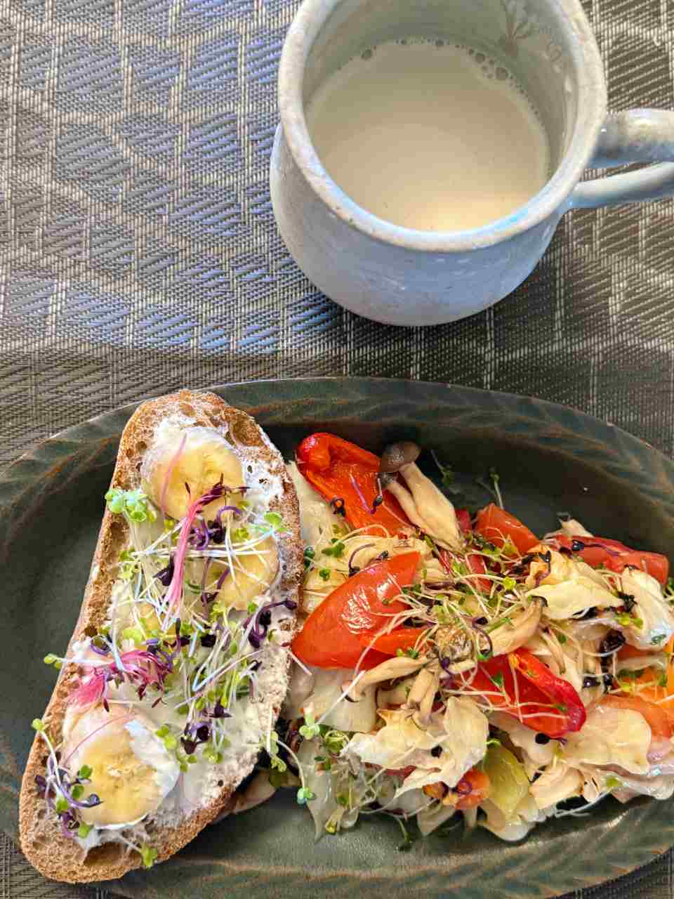 我的早午餐常有大量烤蔬菜+雜糧酸種麵包，抹上冰島優格+芽菜。非常健康!