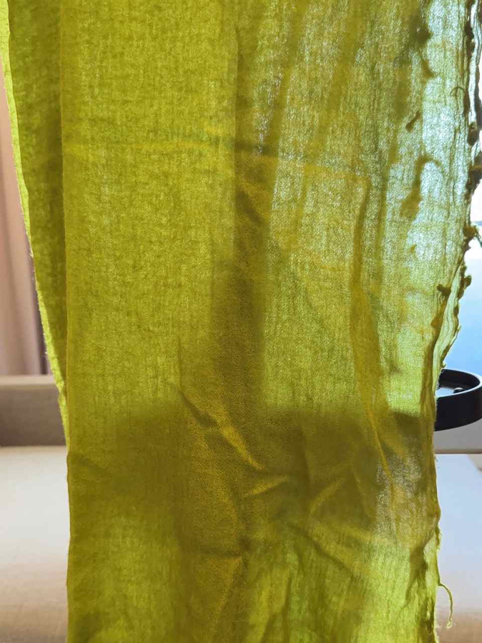 把cashmere圍巾拿出來，皺皺的，用傳統熨燙機燙，需要調到適當的溫度，否則容易傷布料。但是用Laurastar就沒有燙壞衣料的問題！