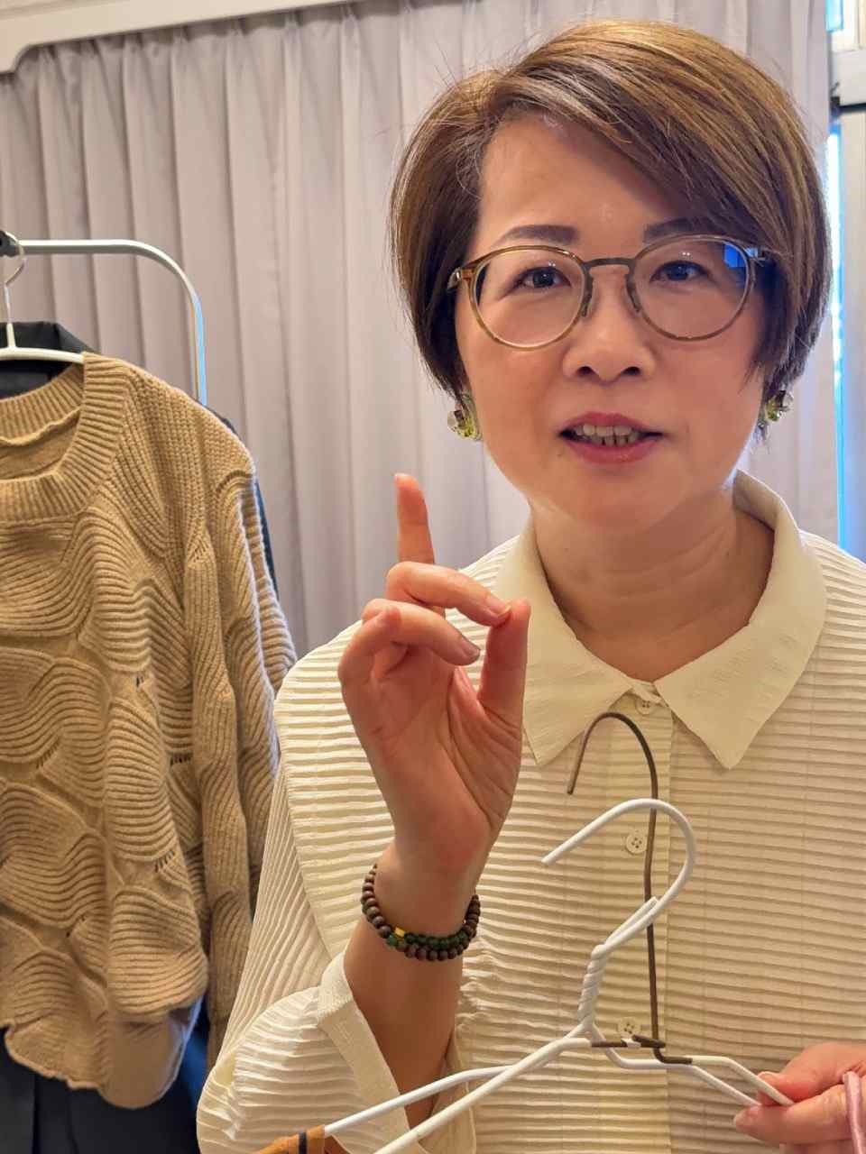 手上常見的便宜衣架,就是容易造成決策疲勞的產品。