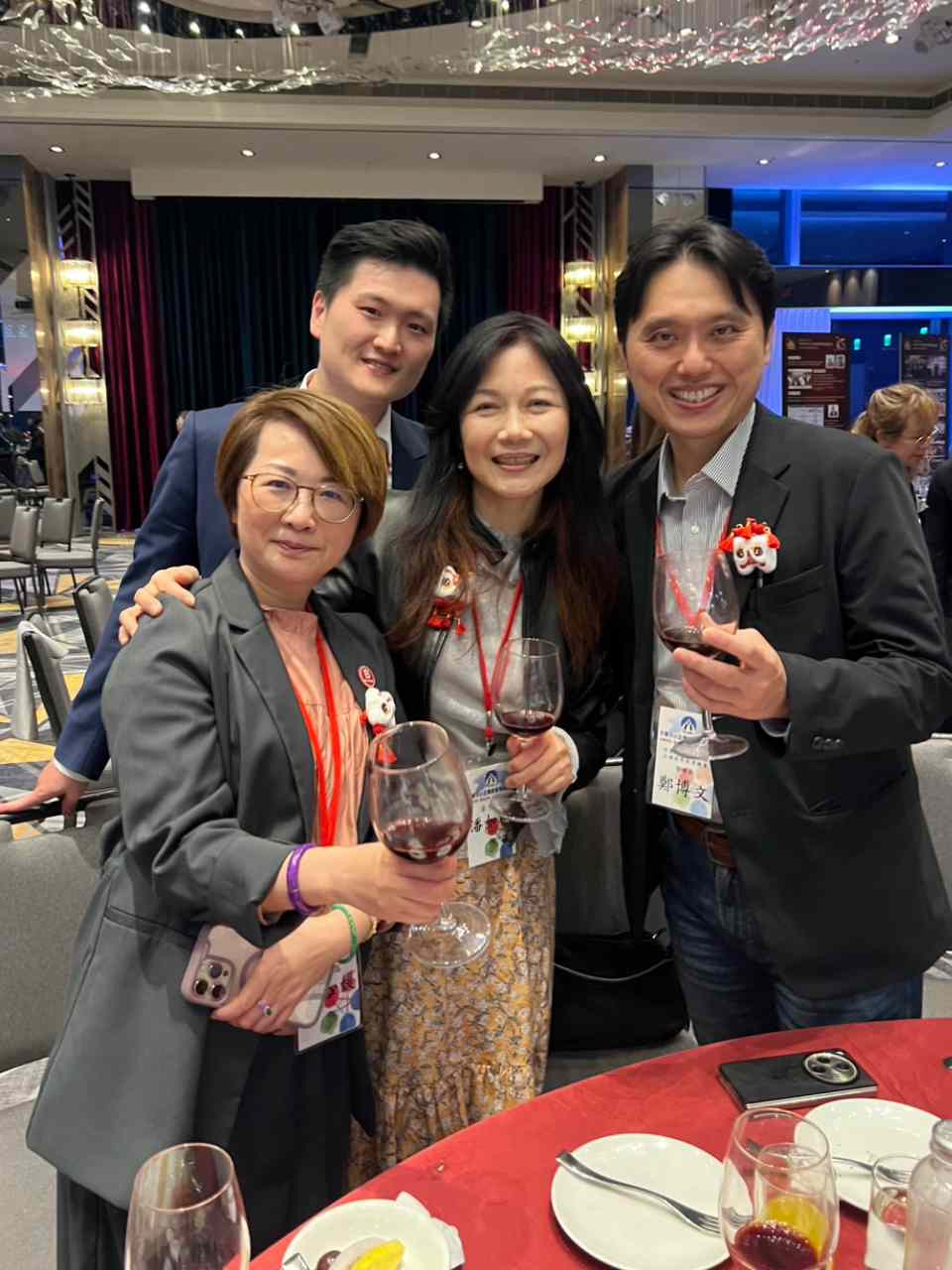 領袖協會理事長潘如楓(中)以及即將接棒的新任理事長陳柏年(後排左,大侑健康營運長),右一則是中華民國全國創新創業總會營運長鄭博文。