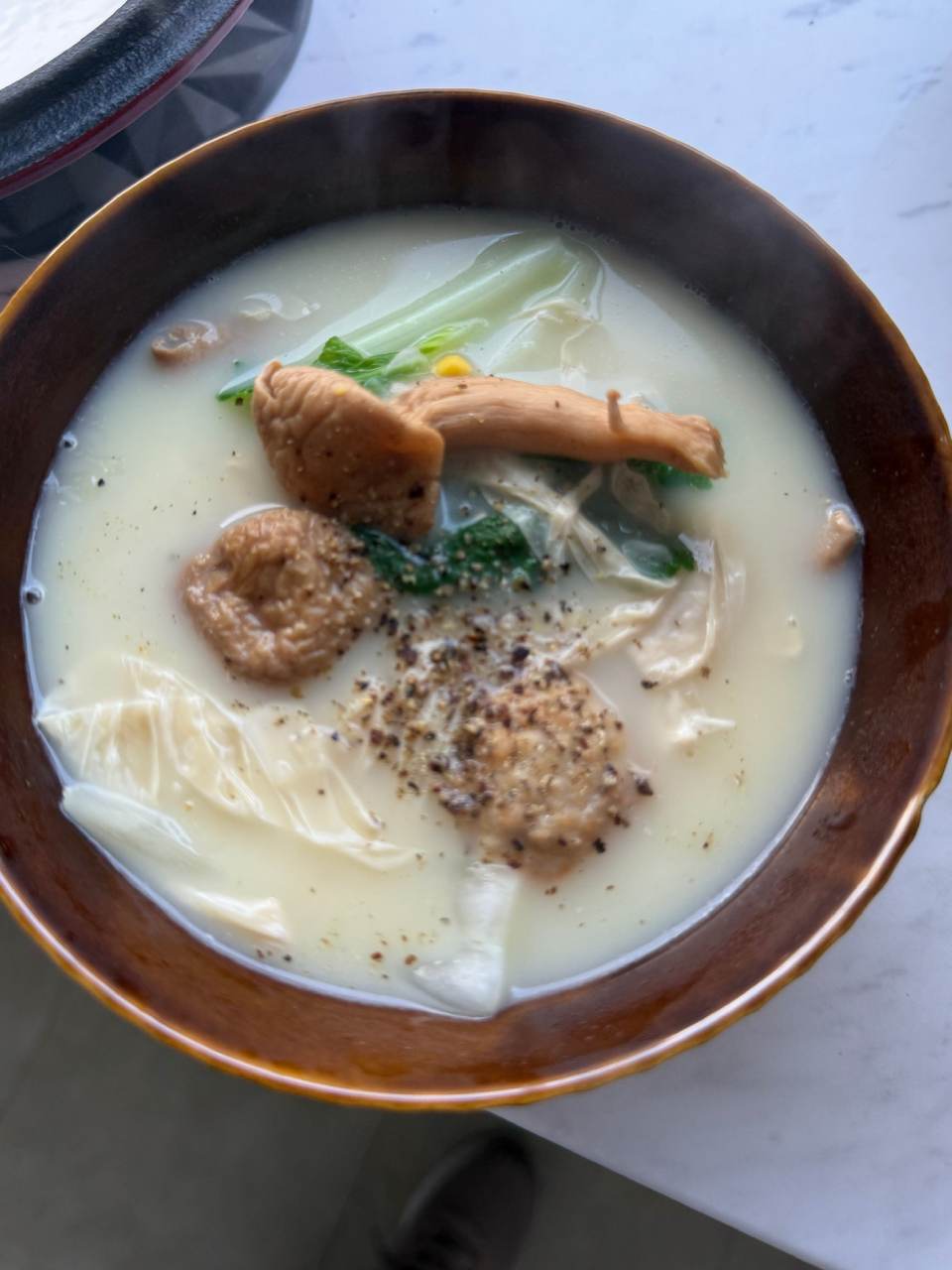 加上豆皮、蔬菜和蕈菇，把Ｏ卡桑銀耳玉米即時濃湯瞬間變料理。