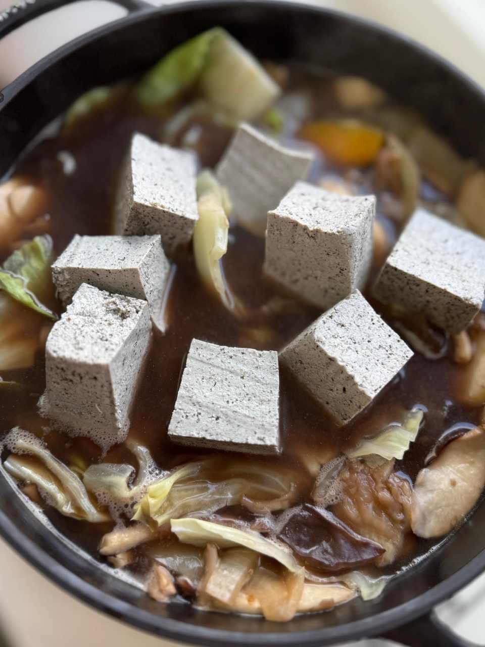 你一定要加購鹽滷芝麻黑豆腐 ,一塊就有40g蛋白質。