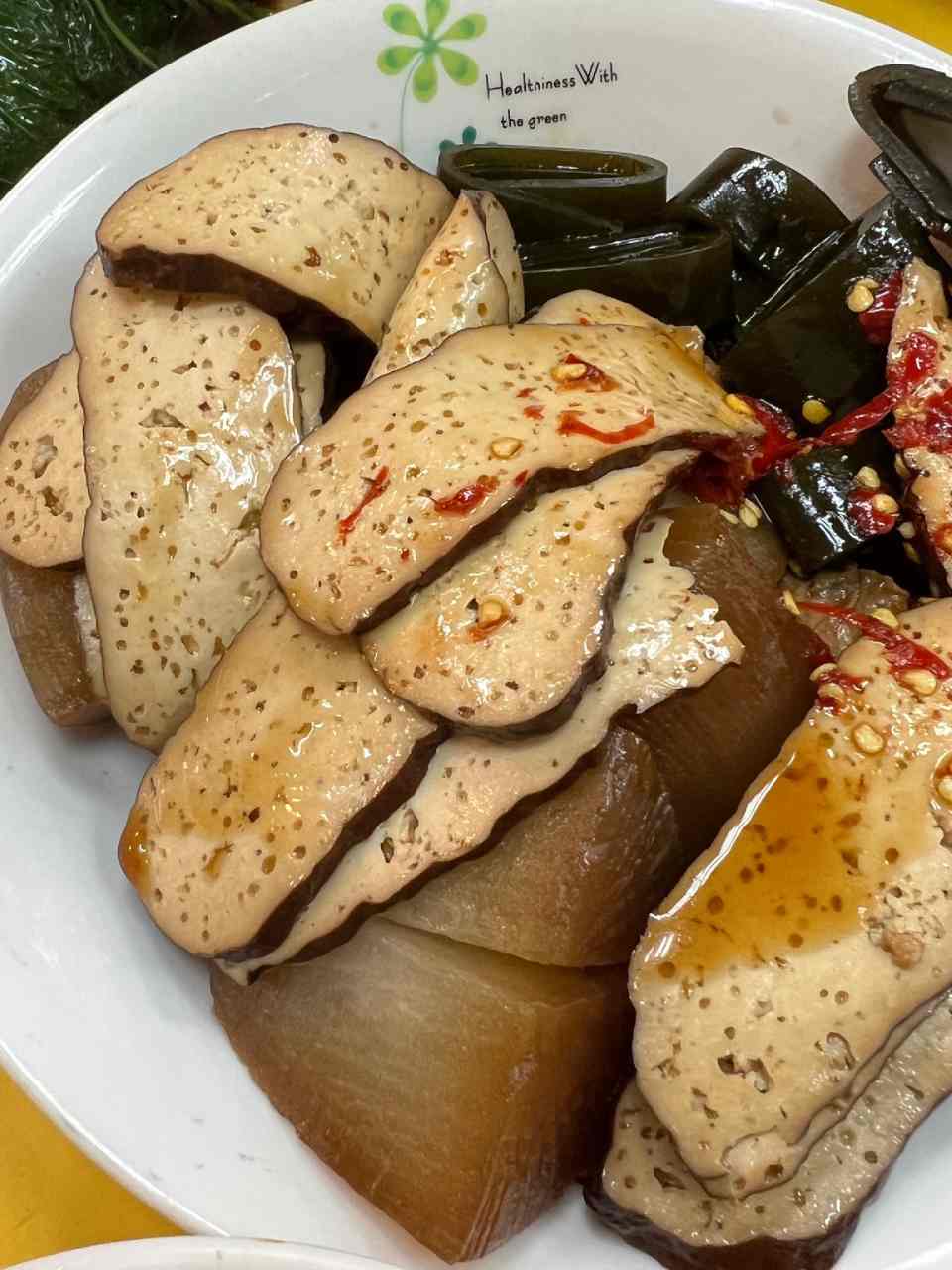 寧夏夜市素食小館的魯豆干,一個洞一個洞的氣孔,都是時間換來的。