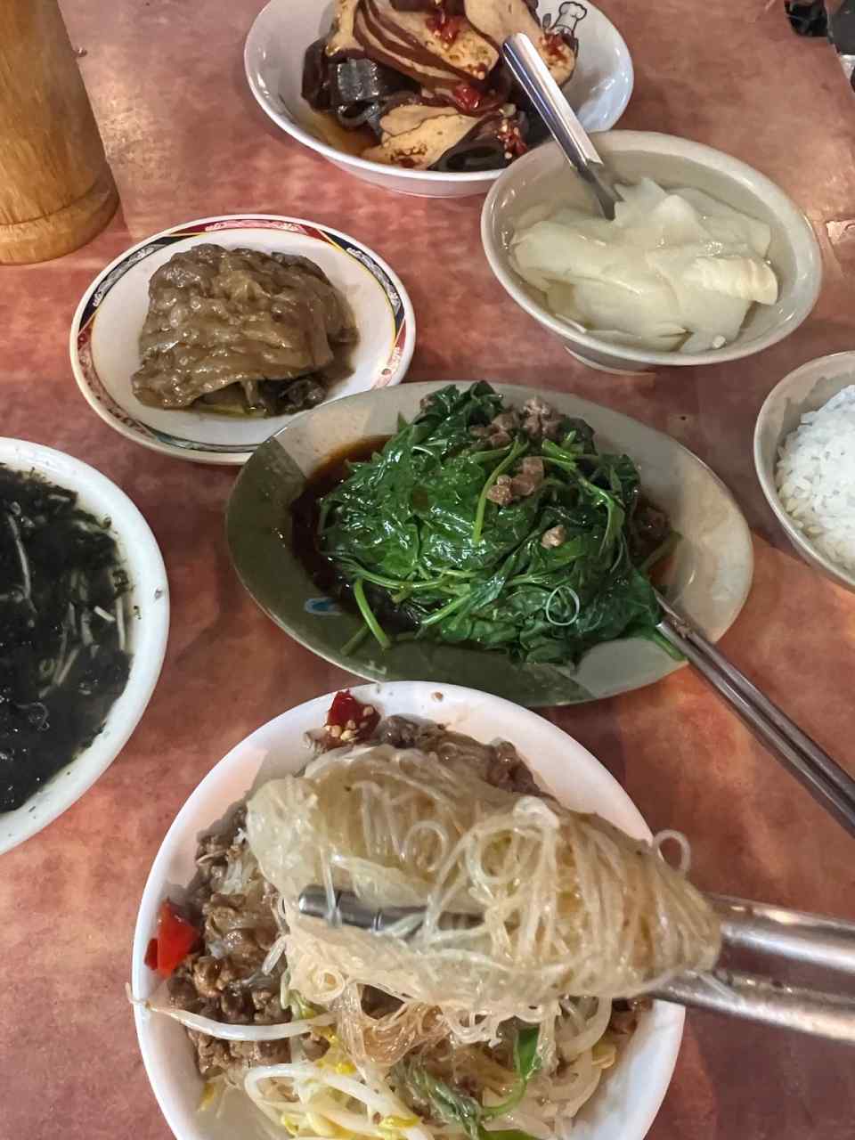 常常晚上9、10點沒地方吃飯時,寧夏素食小館是我和理工大叔最常來吃的小店。