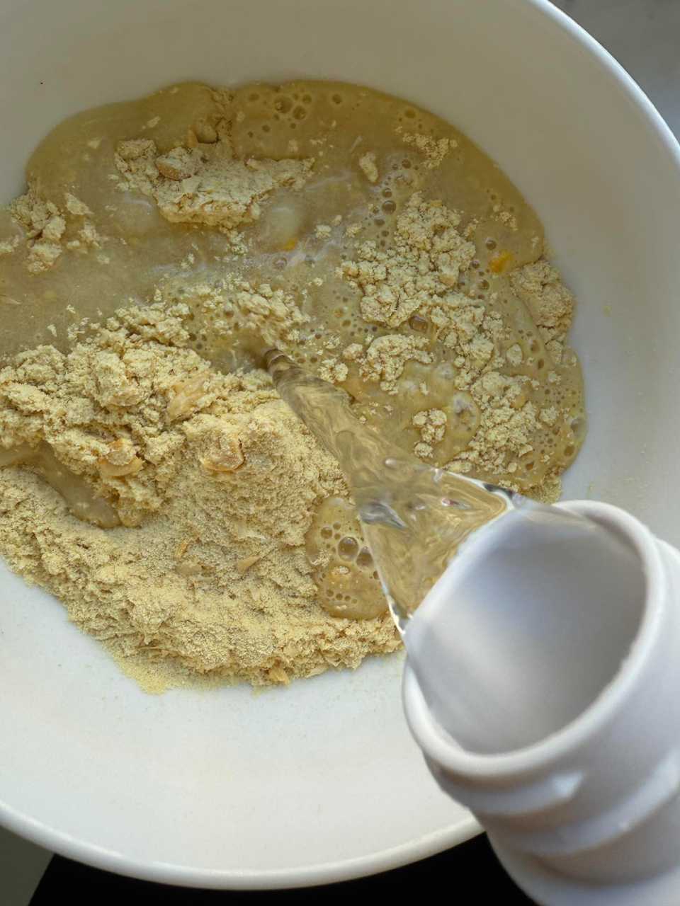 玉米濃湯粉一倒出來，就聞到奶味。這款是奶素，不愛奶味的人可以跳過。