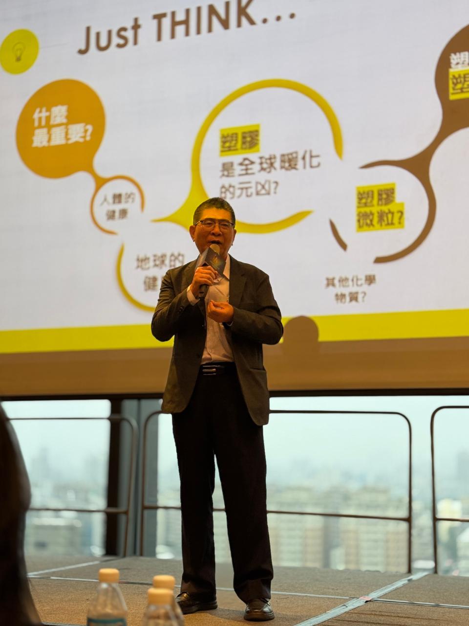 集泉塑膠董事長詹景忠看到免洗餐具造成的環境問題,決定投入綠色餐具的開發與製造。