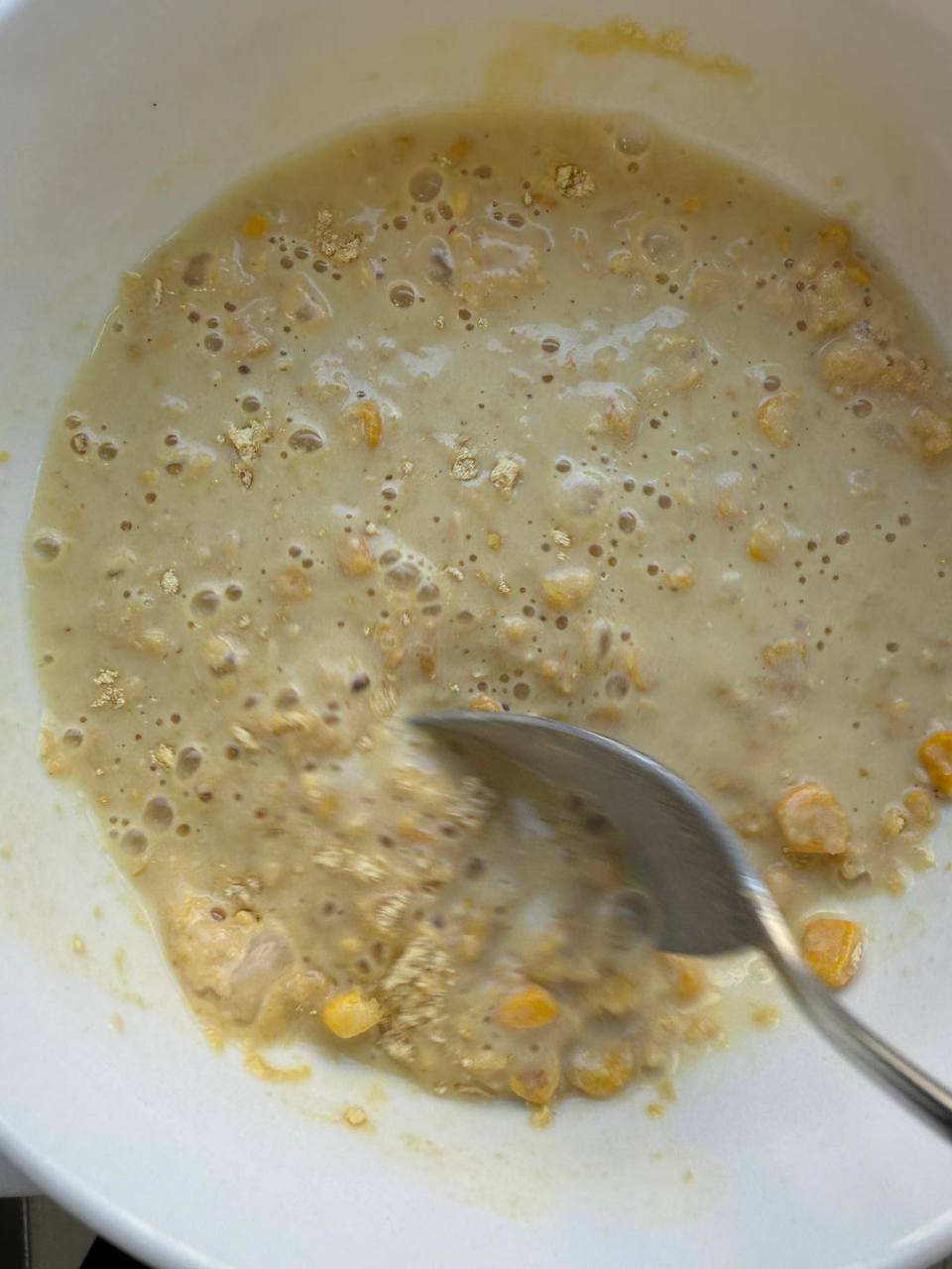 先加冷水拌攪。一開封，就聞到濃濃奶香，也可以看到玉米粒們。