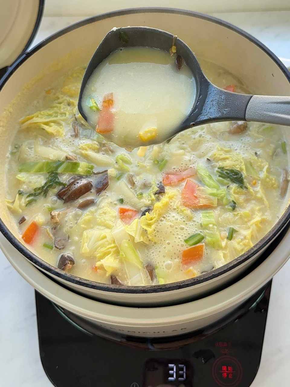 我用小V鍋煮一鍋5-6人份的時蔬玉米蛋花濃湯(蛋奶素)。奶白色的湯頭，很適合搭麵條吃。