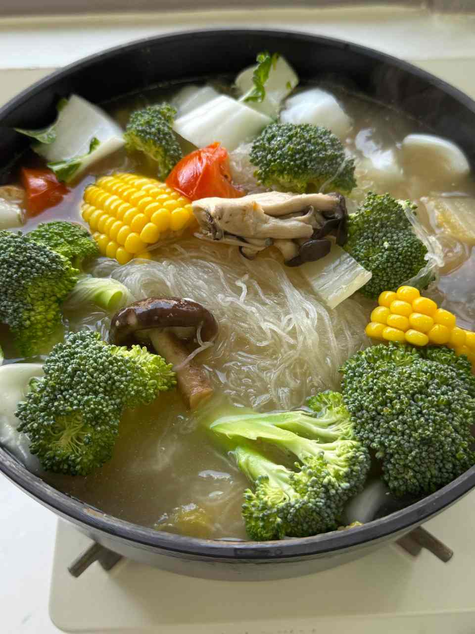 這鍋的鍋底是禾乃川100%天然發酵的酸白菜。採用洲南鹽場日曬海鹽,搭配不老部落小米酒粕自然發酵而成。酸而不嗆,鹹而回甘。