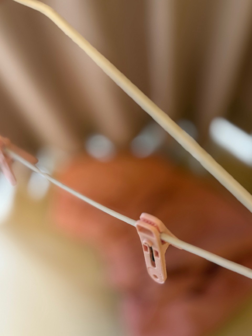 這種常見的塑膠衣夾,薄的、厚的都夾不起來,也是決策疲勞的導火線。