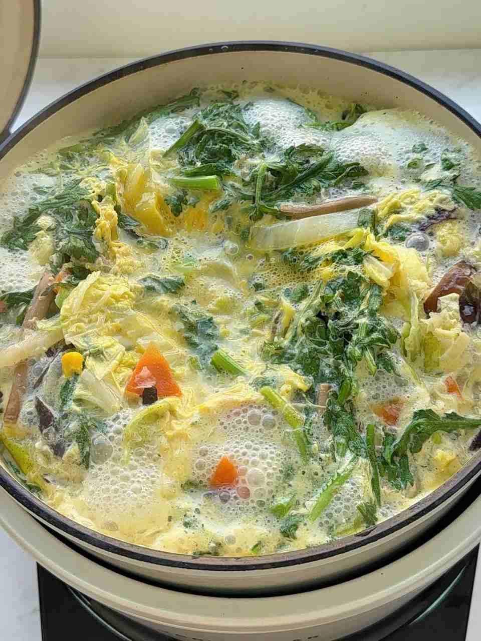 加了許多蔬菜在裡面，讓Ｏ卡桑銀耳玉米即時濃湯變成可以慢慢喝的享受。