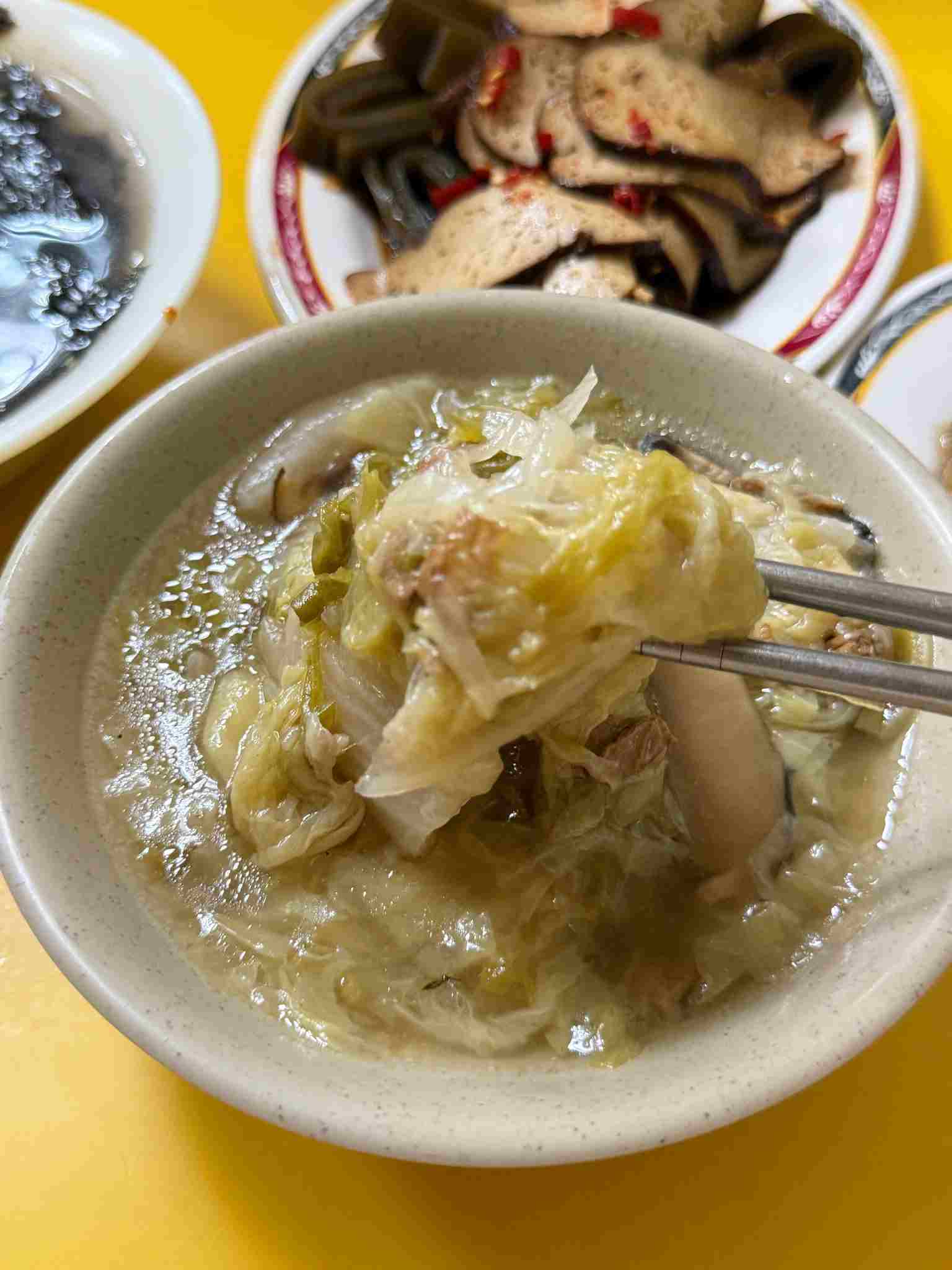 最近天氣變冷,寧夏夜市素食小館的白菜魯上菜囉~