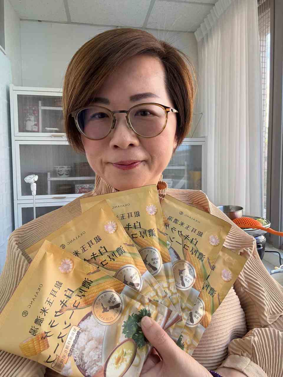 銀耳玉米濃湯的份量很多，每盒有5包。
🥣O卡桑暖冬銀耳玉米濃湯及黑白木耳露團購12/16(二)- 12/23(二)
史上最濃木耳露: 7瓶92折 (新會員註冊即贈100元購物金，1599免運)：https://lihi3.me/Rp1fh