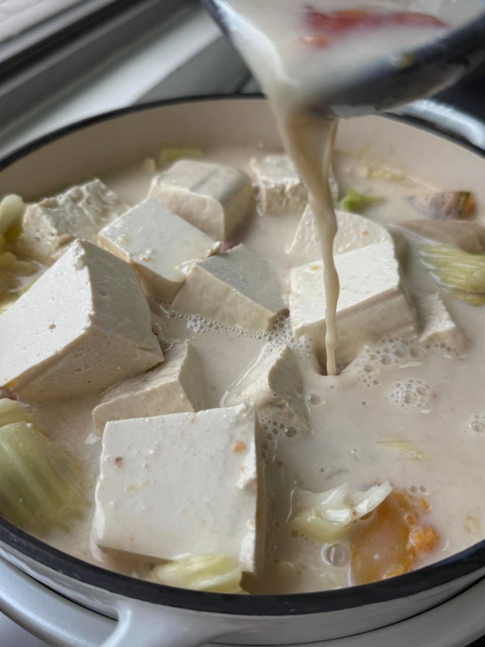 禾乃川的豆腐相當密實,再加入黃豆乳做為鍋底,滿滿的植物性蛋白質。